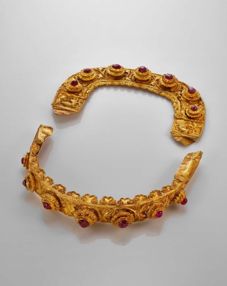 Gold comb with red gemstone inlay, 15th to 16th century, Courtesy of the Mengdiexuan Collection