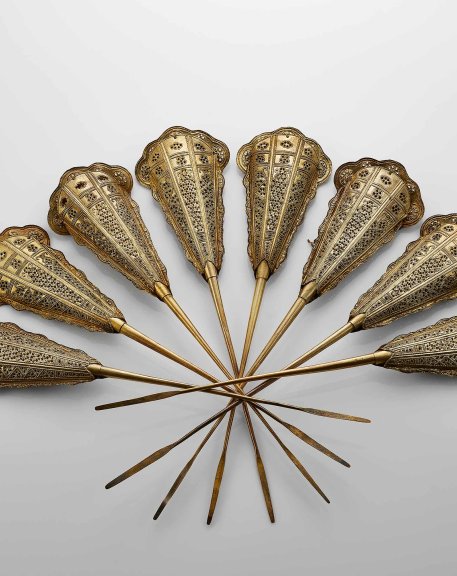 Gold hairpins with dragon and floral designs, 10th to 13th century, Courtesy of the Mengdiexuan Collection (2). Photo Picspark Co