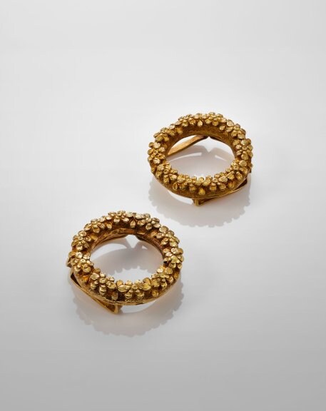 Gold ornaments with flower and dragon designs, 13th to 17th century, Courtesy of the Mengdiexuan Collection. Photo Picspark Co