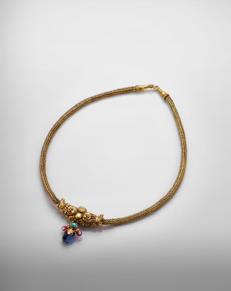 Inlaid gold necklace with human-figure pendant, 5th to 9th century, Courtesy of the Mengdiexuan Coll. Photo Picspark Co