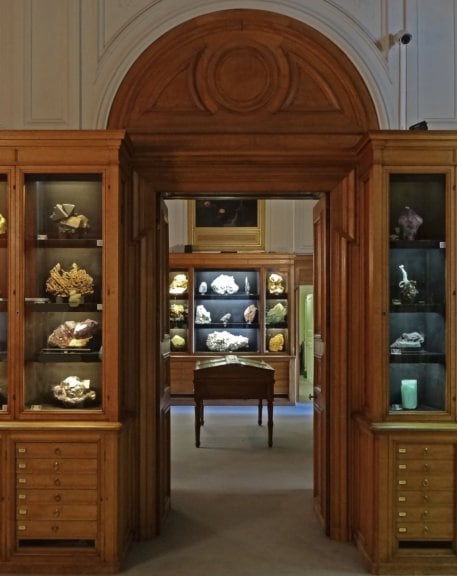 Most of the sublime raw crystals displayed in the entrance to the Mineralogy Museum are never used in jewelry. Photo Eloïse Gaillou © Mineralogy Museum