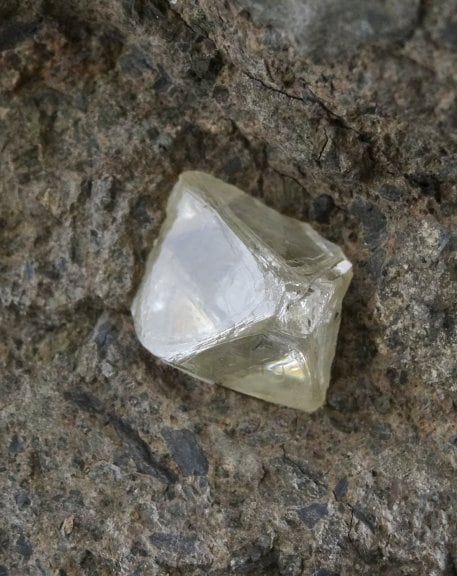 Rough diamonds Photo Eloïse Gaillou © Collection of the Mineralogy Museum