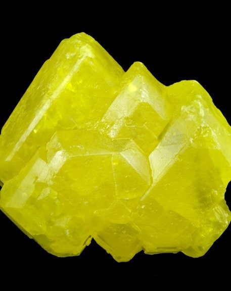 Sulfur – Sicily, Italy (ENSMP 25915). Photo Eloïse Gaillou © Collection of the Paris School of Mines Mineralogy Museum