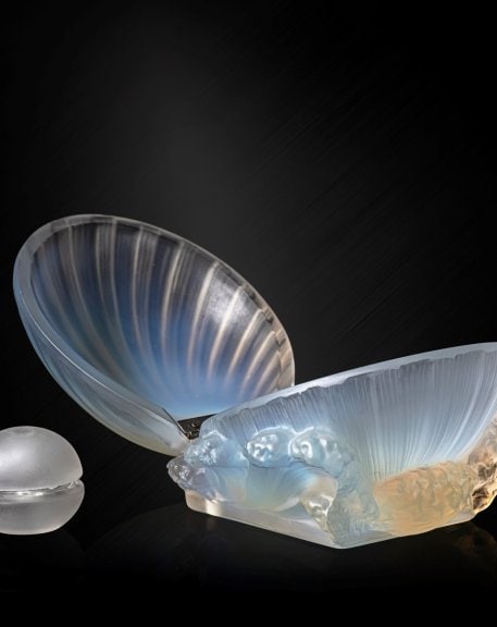 Marc Lalique (1900-1977) for Saks, Sea treasure. Opalescent glass box with frosted glass pearl-shaped perfume bottle. 1936 – for the 10th anniversary of Saks on Fifth Avenue in New York – limited edition of 100, private collection