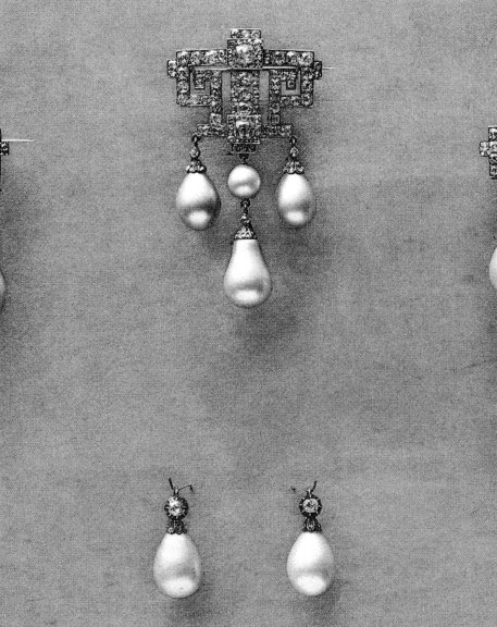 Catalog of jewels, pearl necklaces: pearl ornaments, antique diamonds, colored stones, clocks that belonged to H. I. H. Madame Princess Mathilde, Paris, Georges Petit, 1904.