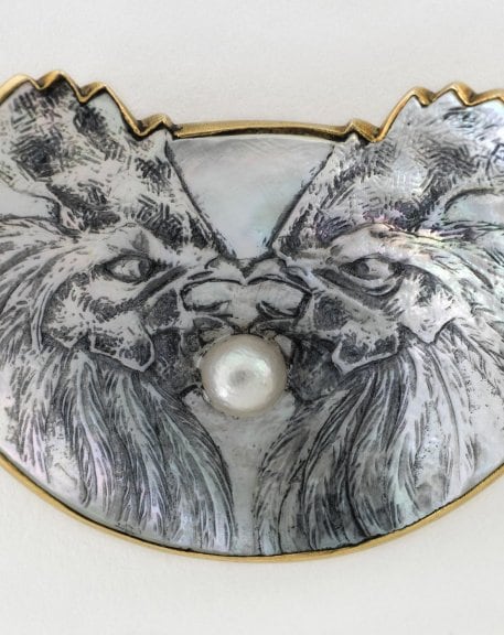 René Lalique, broche aux têtes de coqs affrontés, vers 1900, or, perle fine, coquillage. Petit Palais, musée des Beaux-Arts de la ville de Paris.