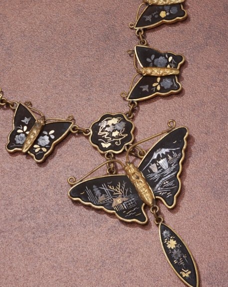 Bracelet with butterflies Japan, late 1800s Gold and silver-gilt shakudo  Private Collection