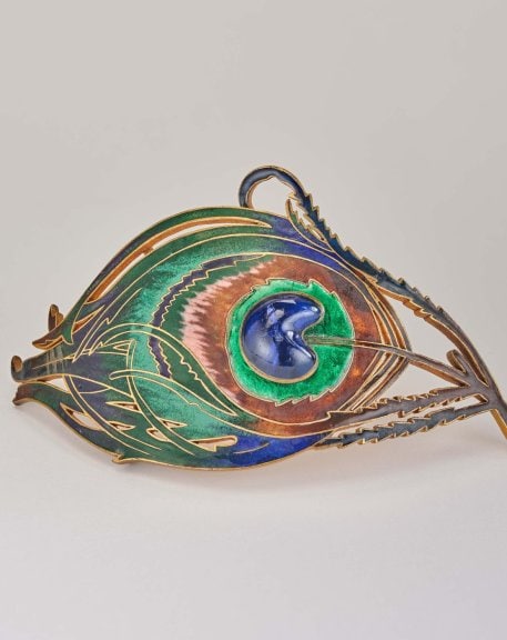 Piel Frères, Belt buckle depicting a peacock feather, c. 1900, Cloisonné enamel on brass and glass, L’ECOLE, School of Jewelry Arts Collection