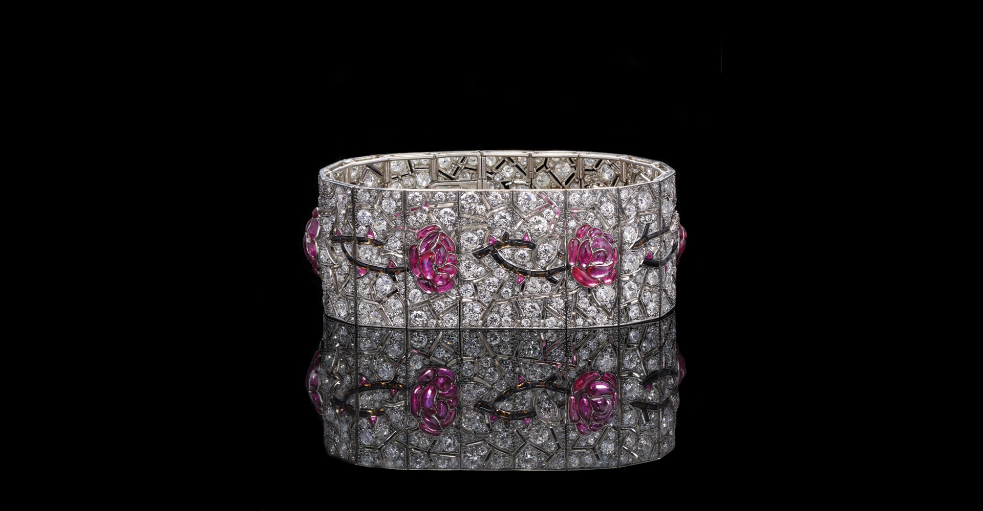 1920x1000_Lacloche rose bracelet_v2.jpg