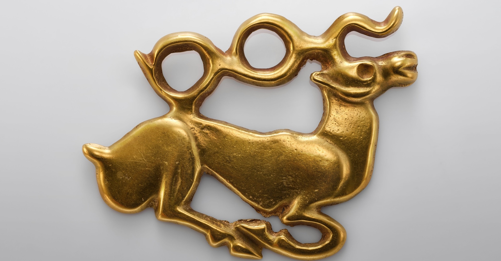 26_LD_The Art of Gold_The Art of Gold_Recumbent stag ornament_(c)L'ECOLE.jpg