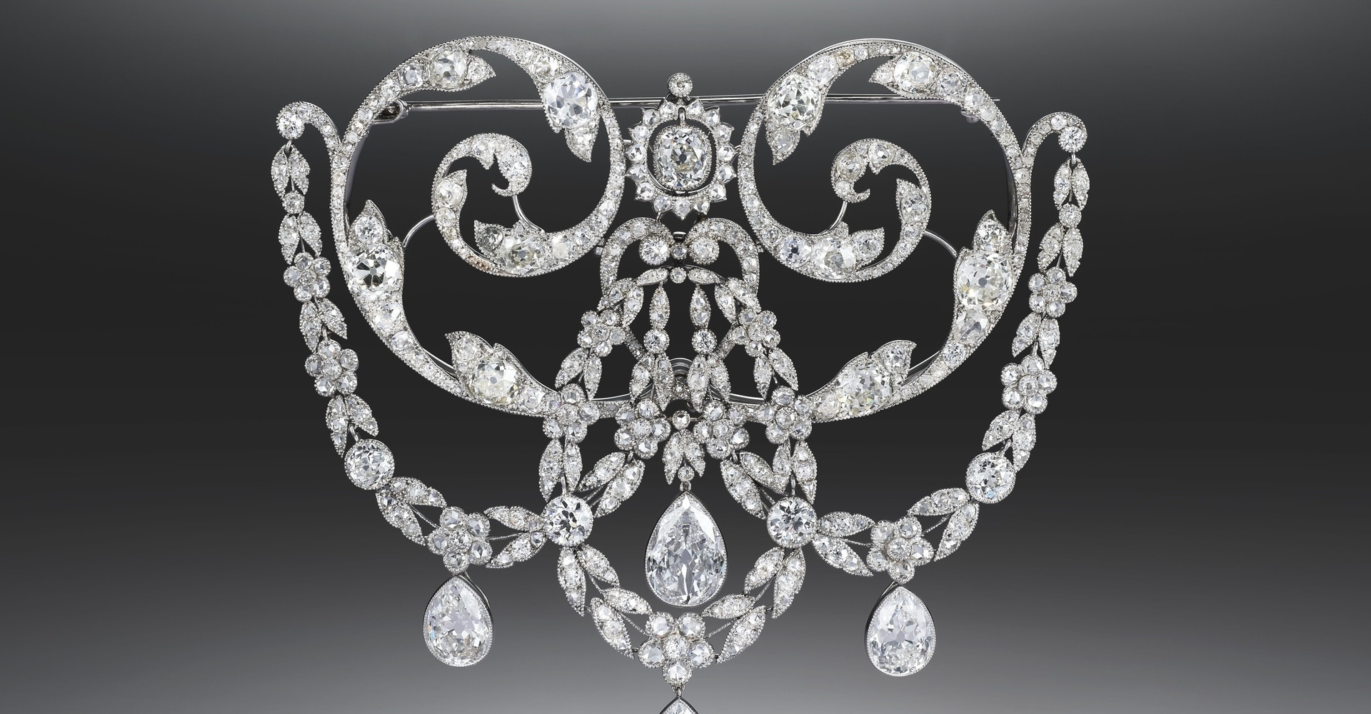 Diamond stomacher with detachable chain and diamond pendants. Diamonds and platinum. Circa 1900. The Illuminata Collection © L'ÉCOLE Van Cleef & Arpels, photo Picspark Co (1).jpg