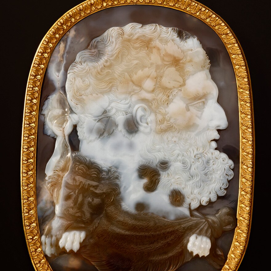XVIe siècle, Hercule, Camée en sardonyx, cadre en bronze doré, Collection Guy Ladrière, Photo Benjamin Chelly (3).jpg