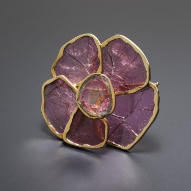 Jean Vendome, broche Rose, 1974, or jaune, tourmalines. Collection privée. Photo Benjamin Chelly