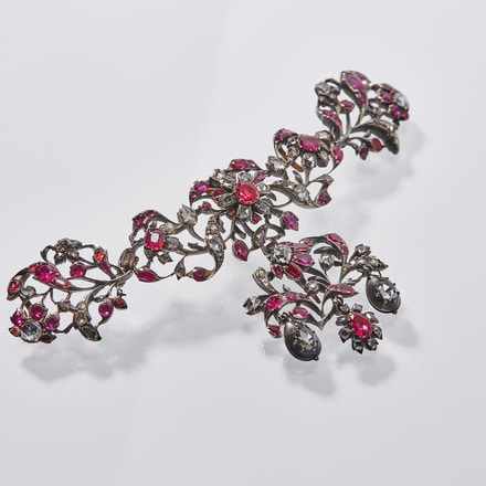 Ornement de Corsage français_milieu XVIIIe siècle_Collection L'École des Arts Joailliers. Photo Benjamin Chelly (1