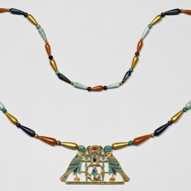 Collier de Sithathoryunet, Améthyste, cornaline, lapislazuli, feldspath vert, or jaune, Moyen-Empire.jpg