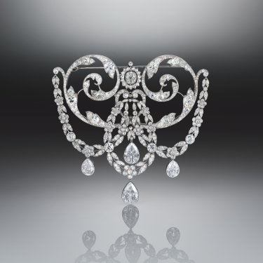 Diamond stomacher with detachable chain and diamond pendants, An Eye For Beauty, Illuminata Jewelry Collection Exhibition, L'ECOLE, School of Jewelry Arts, K11 MUSEA, Hong Kong