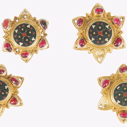 Émaux de plique, Paris, début du XIVe siècle. New York, The Metropolitan.jpg