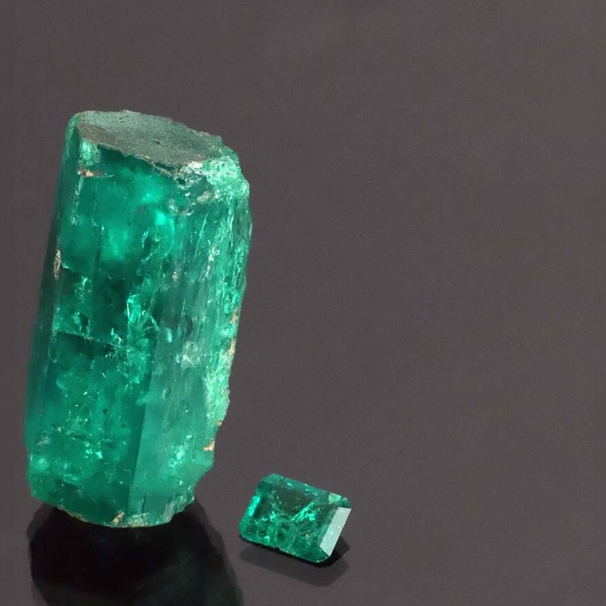 Visual legend: Raw Emerald, Muzo Valley, Eastern Cordillera, Colombia. Currently in the Mineralogy Museum of MINES - ENSMP 6334 © Musée de Minéralogie Mines Paris - PSL / E. Gaillou.