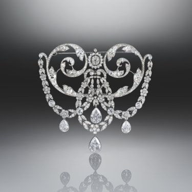 Diamond stomacher with detachable chain and diamond pendants. Diamonds and platinum. Circa 1900. The Illuminata Collection © L'ÉCOLE Van Cleef & Arpels, photo Picspark Co (1).jpg