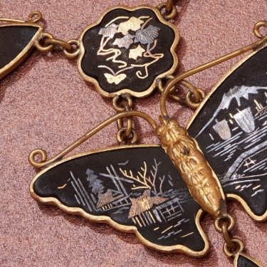 Necklace with butterflies, Japan, late 1800s, gold and silver-gilt shakudo. Private Collection. Photo - L'ECOLE, School of Jewelry Arts - B. Chelly (.jpg