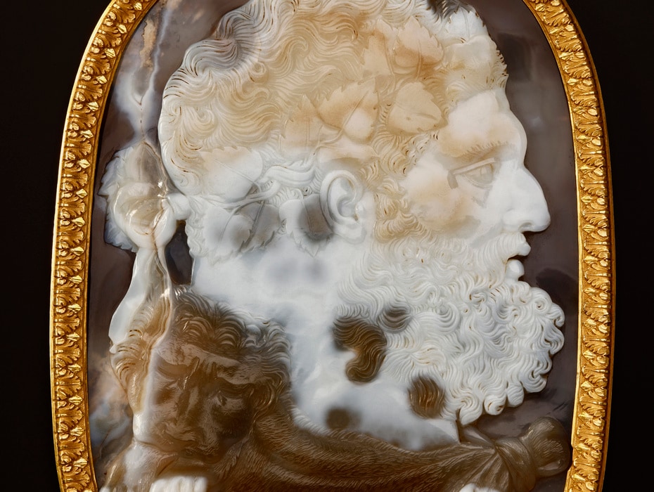 XVIe siècle, Hercule, Camée en sardonyx, cadre en bronze doré, Collection Guy Ladrière, Photo Benjamin Chelly 