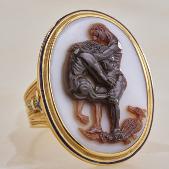 Sicile, XIIIe siècle, Hercule terrassant le lion, Camée en sardonyx sur une bague en or émaillé, Collection Guy Ladrière, Photo Benjamin Chelly