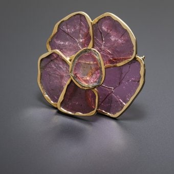 Jean Vendome, broche Rose, 1974, or jaune, tourmalines. Collection privée. Photo Benjamin Chelly