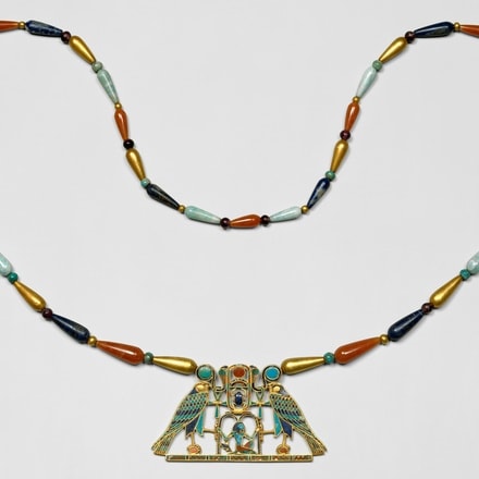 Collier de Sithathoryunet, Améthyste, cornaline, lapislazuli, feldspath vert, or jaune, Moyen-Empire.jpg