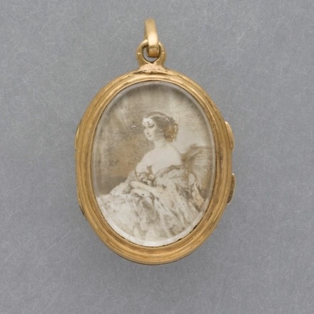 Médaillon-pendentif ouvrant avec Napoléon III et Eugénie, XIXe siècle, Musée nationanal du palais de Compiègne (c) RMN - René Gabriel Ojéda