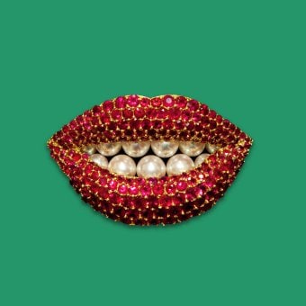 Reproduction of Salvador Dalí’s "Ruby Lips" brooch by Henryk Kaston. © Photo Robin Hill Reproduction of Salvador Dalí’s "Ruby Lips" brooch by Henryk Kaston. © Photo Robin Hill