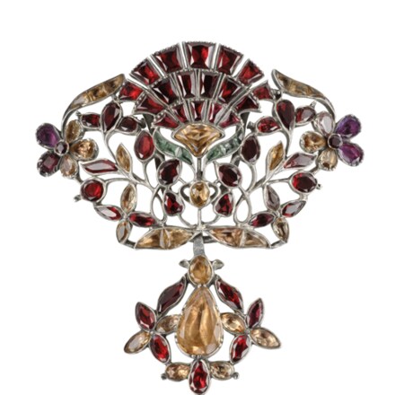 Carnation pendant © Les Arts Décoratifs - Christophe Dellière.png