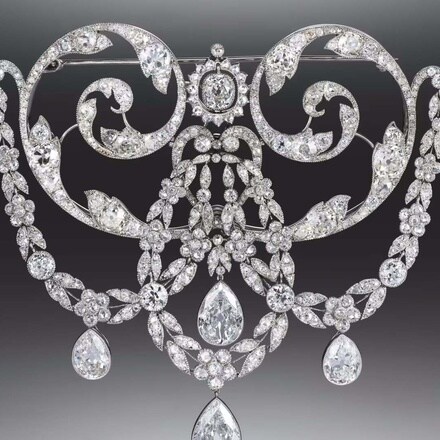 Diamond stomacher with detachable chain and diamond pendants. Diamonds and platinum. Circa 1900. The Illuminata Collection © L'ÉCOLE Van Cleef & Arpels, photo Picspark Co