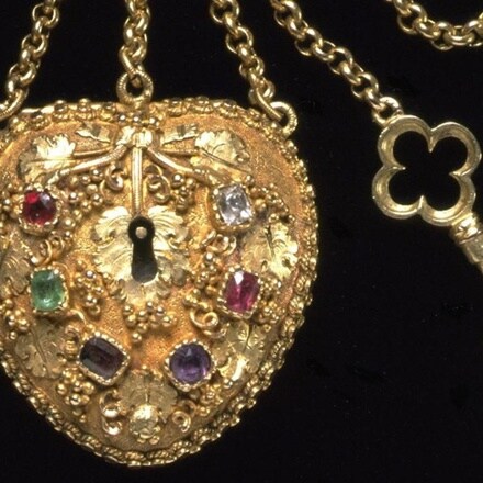 [Video] The Secrets of Sentimental Jewels