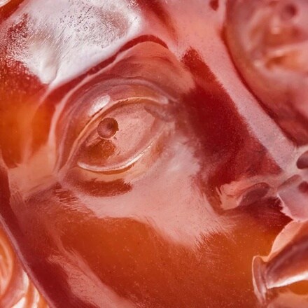 Rome, XIXe siècle, Méduse, Camée en Cornaline, Collection Guy Ladrière, Photo Benjamin Chelly