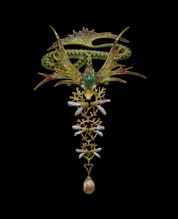 Winged Sea Serpent corsage ornament, Georges Fouquet, 1902, gold, enamel, emeralds, pearls, marked G. FOUQUET.png