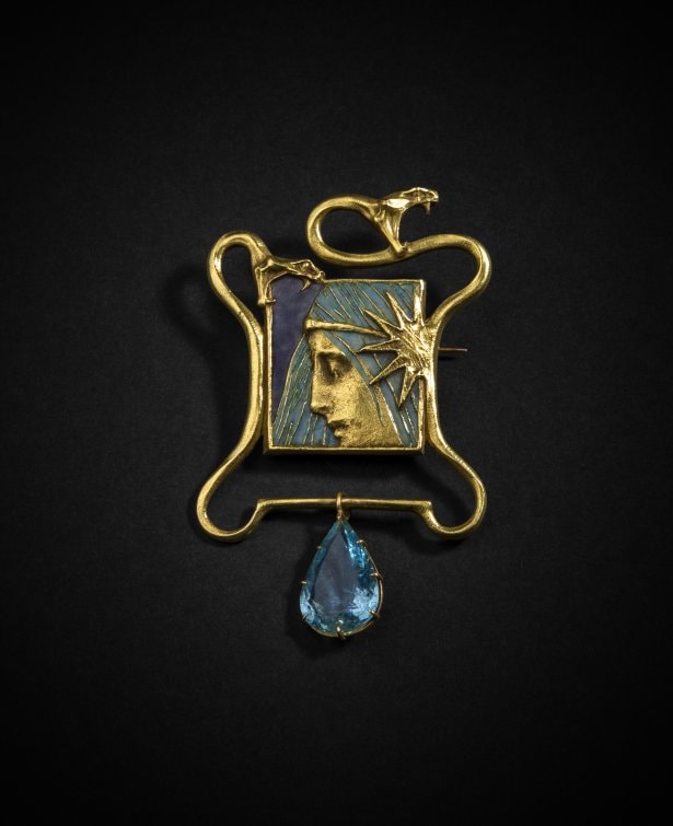Brooch Profile of a Woman and Snakes, c. 1903 – 1905, René Lalique, glassmaker, jeweler, jeweler (1860 – 1945), Gold, enamel, topaz, Wingen-sur-Moder, Musée Lalique 