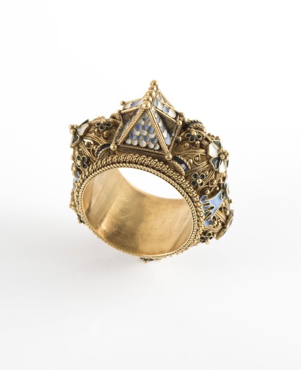 Jewish engagement/wedding ring in gold, enamel - Venetian, Italy, 16th century © Schmuckmuseum Pforzheim Photo Petra Jaschke