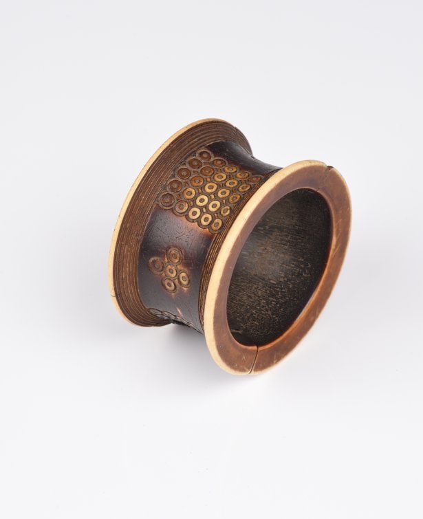 Arm bracelet in ivory – Sudan, 20th century Eva & Peter Herion Collection © Schmuckmuseum Pforzheim Photo Petra Jaschke