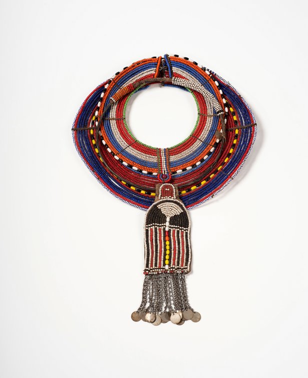 Imankeek collar in glass beads, leather, metal - Kenya, Maasai, 20th century Eva & Peter Herion Collection © Schmuckmuseum Pforzheim Photo Petra Jaschke
