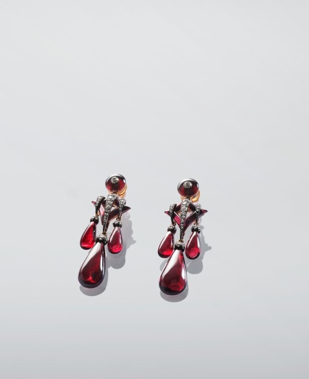 Garnet demi-parure necklace and earrings.  An Eye For Beauty, Illuminata Jewelry Collection Exhibition, L'ECOLE, School of Jewelry Arts, K11 MUSEA, Hong Kong