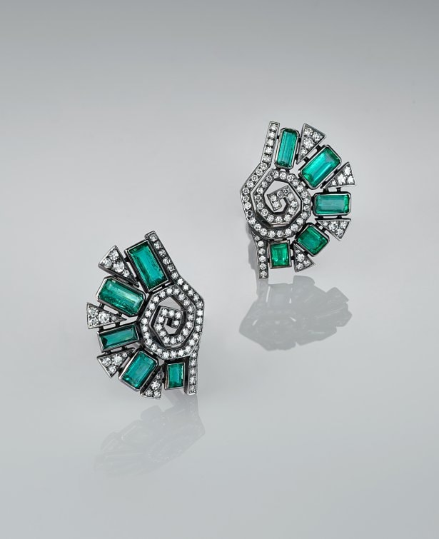 Emerald earrings by Carnet. An Eye For Beauty, Illuminata Jewelry Collection Exhibition, L'ECOLE, School of Jewelry Arts, K11 MUSEA, Hong Kong