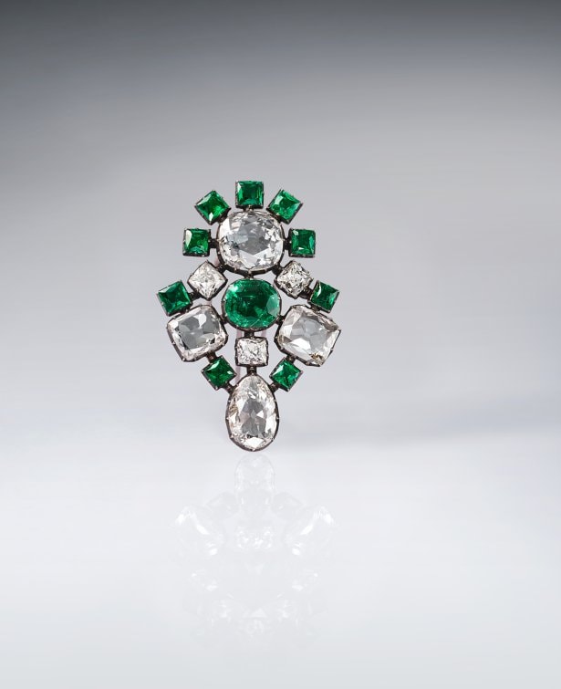 Emerald brooch. An Eye For Beauty, Illuminata Jewelry Collection Exhibition, L'ECOLE, School of Jewelry Arts, K11 MUSEA, Hong Kong