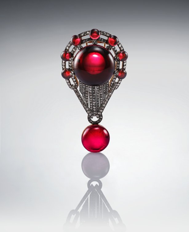 Garnet Sévigné brooch.  An Eye For Beauty, Illuminata Jewelry Collection Exhibition, L'ECOLE, School of Jewelry Arts, K11 MUSEA, Hong Kong