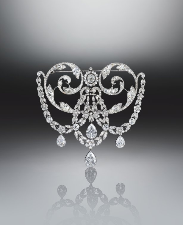 Diamond stomacher with detachable chain and diamond pendants, An Eye For Beauty, Illuminata Jewelry Collection Exhibition, L'ECOLE, School of Jewelry Arts, K11 MUSEA, Hong Kong