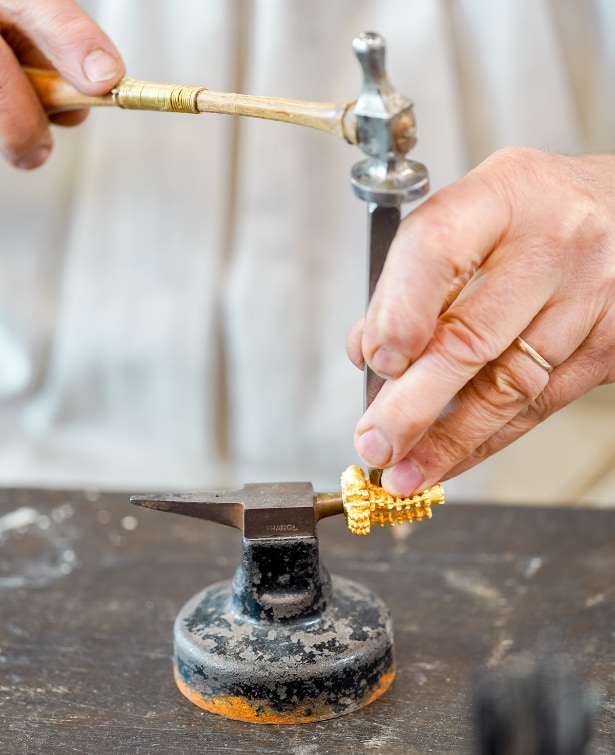 Antoine Legouy, ciseleur-orfèvre chargé de la reconstitution du torque de Montans