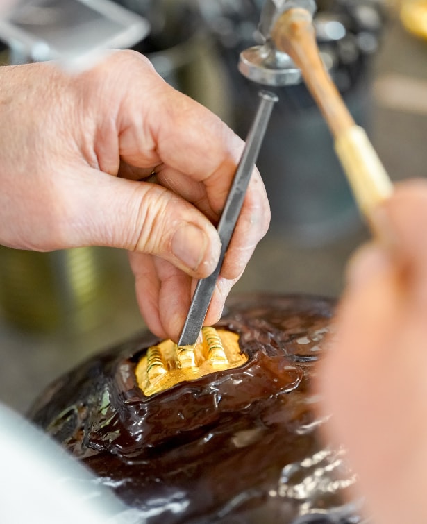 Antoine Legouy, ciseleur-orfèvre chargé de la reconstitution du torque de Montans
