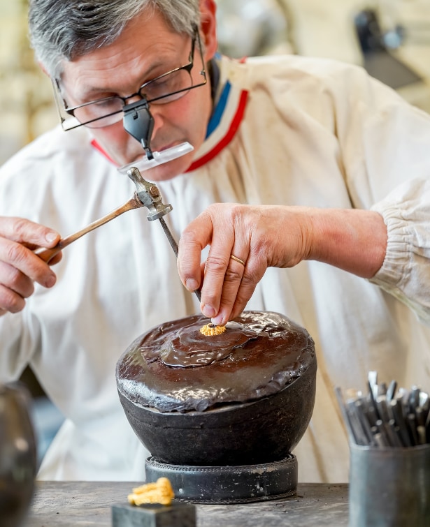 Antoine Legouy, ciseleur-orfèvre chargé de la reconstitution du torque de Montans