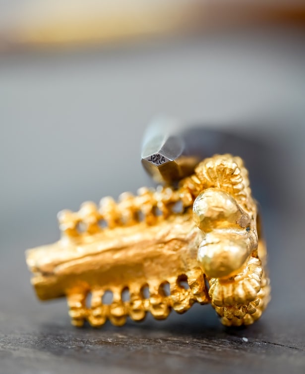 Antoine Legouy, ciseleur-orfèvre chargé de la reconstitution du torque de Montans