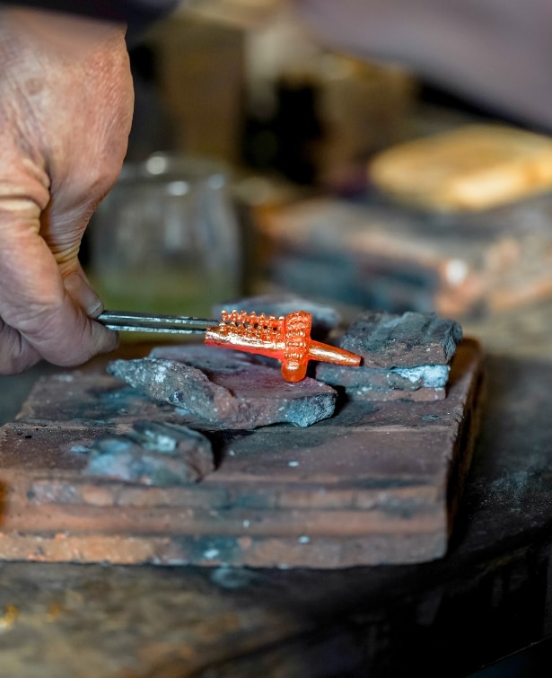 Antoine Legouy, ciseleur-orfèvre chargé de la reconstitution du torque de Montans