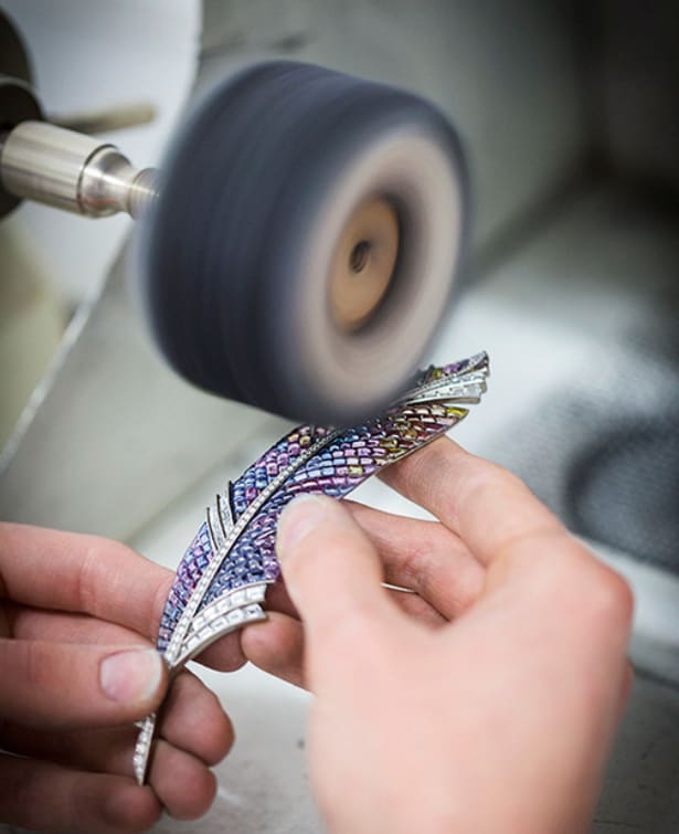 Lathe-polishing the Panache mystérieux clip. Ateliers Van Cleef & Arpels.​